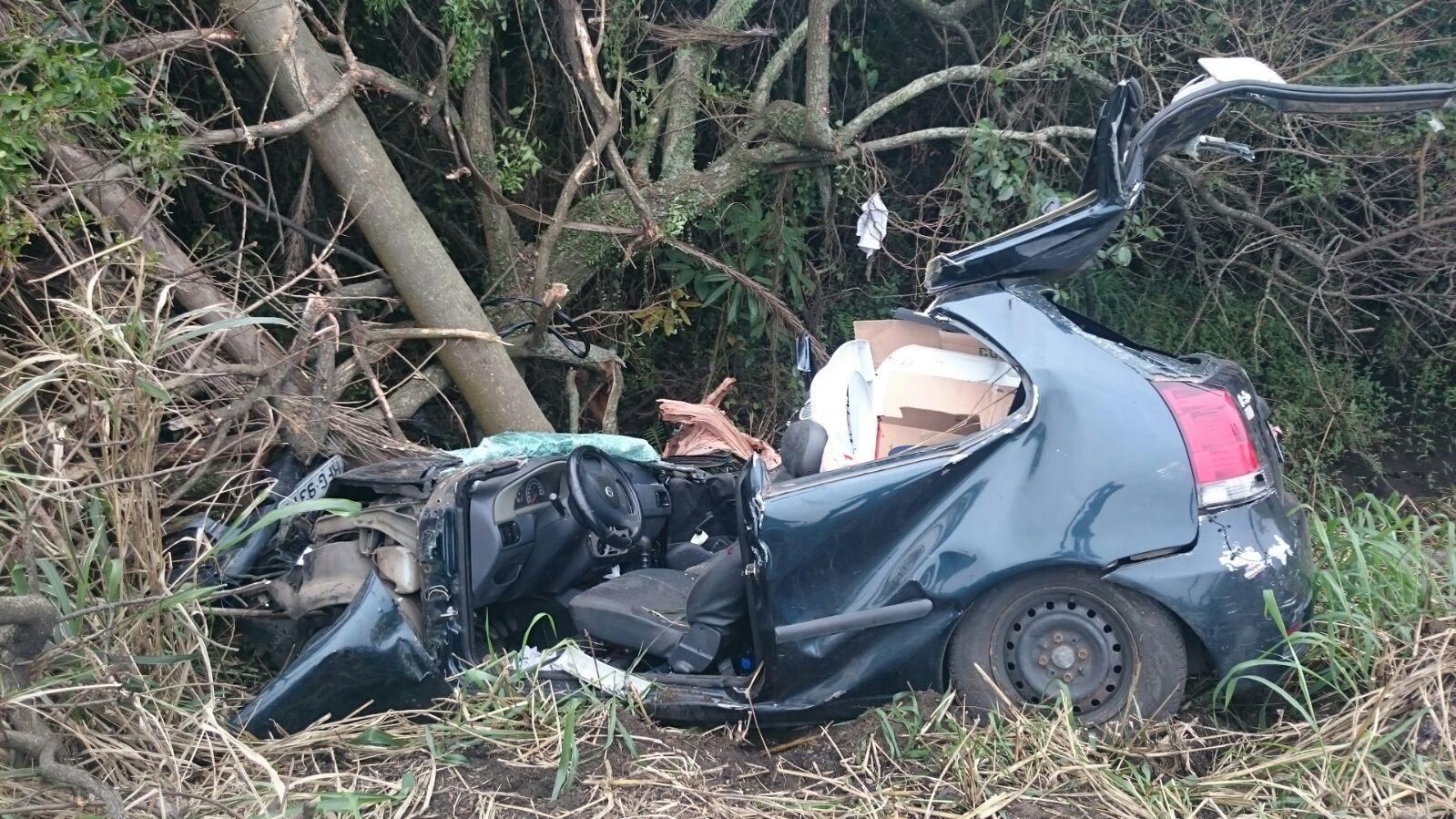 Acidente em Imbituba, na sexta-feira, deixou dois mortos, na BR-101.Foto: Divulgação / Polícia Rodoviária Federal