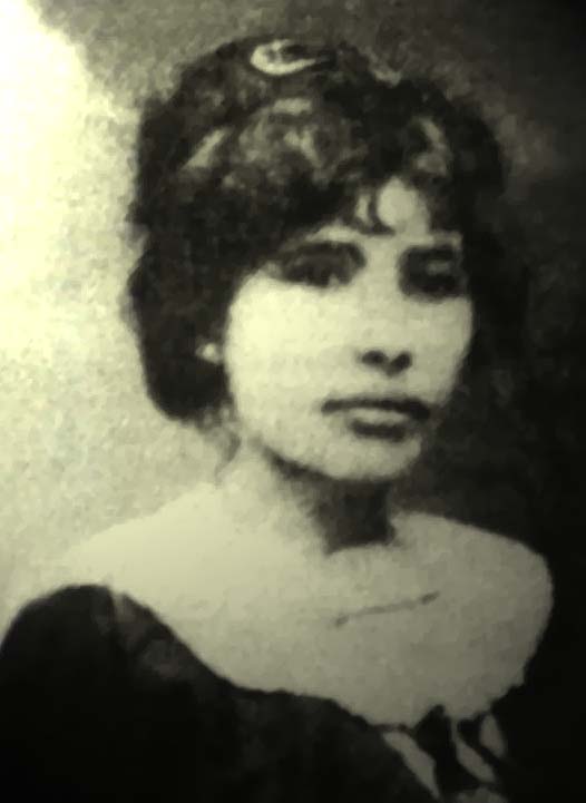 Celina Guimarães, primeira mulher mossoroense a tirar o título de eleitor, votando onde atualmente funciona a Biblioteca Municipal de Mossoró, em 1928