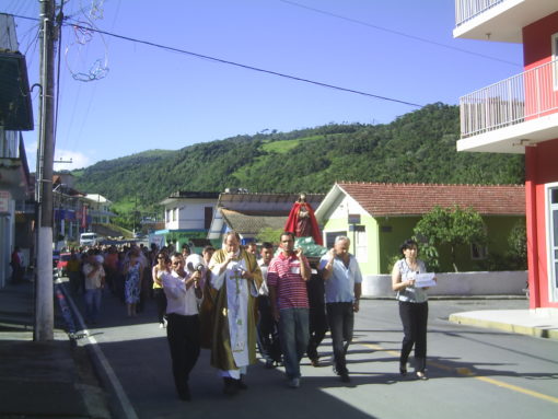 Procissão em comemoração ao cinquentenário da criação da Paróquia Bom Jesus de Alfredo Wagner