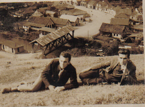 A foto que ilustra o artigo foi tirada a partir do Morro do Cemitério, provavelmente em 1963. Aparece Odair Schweitzer (dono da foto) e um amigo seu, cujo nome me é ignoto.