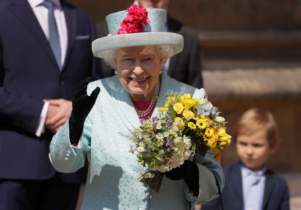 Rainha Elizabeth deixa a capela de Saint George, no Castelo de Windsor, depois de celebração da Páscoa — Foto: Kirsty Wigglesworth/Pool via REUTERS
