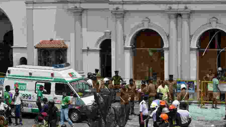 21.abr.2019 - Ambulância em frente a uma das igrejas atacadas em atentado no Sri Lanka Imagem: ISHARA S. KODIKARA / AFP