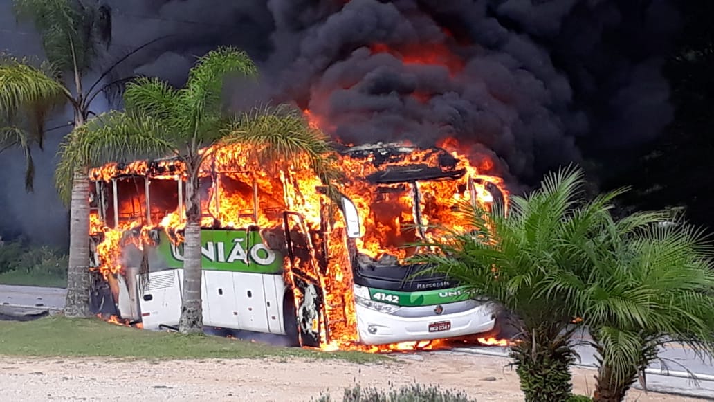Ônibus da empresa União pegou fogo, na BR-282, na manhã desta quinta-feira (9),
