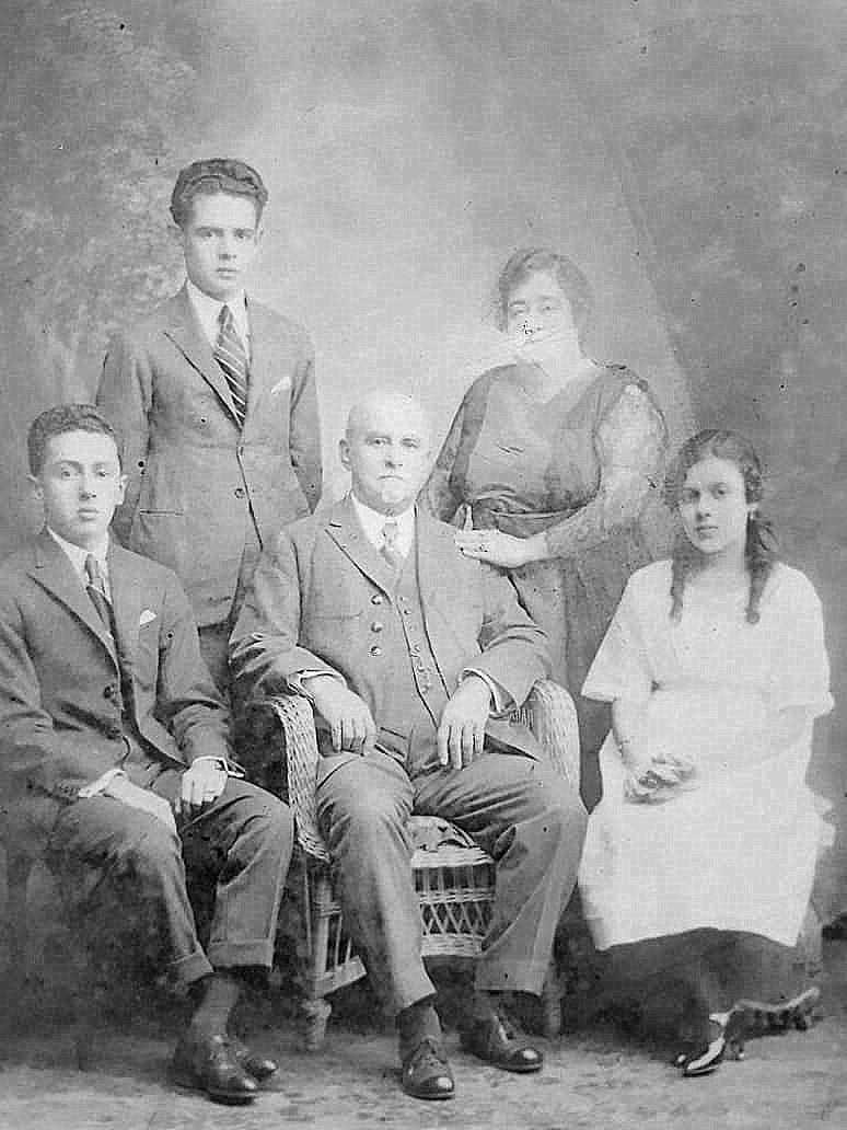 Coronel Carlos Napoleão Poeta, sua esposa e seus netos.
