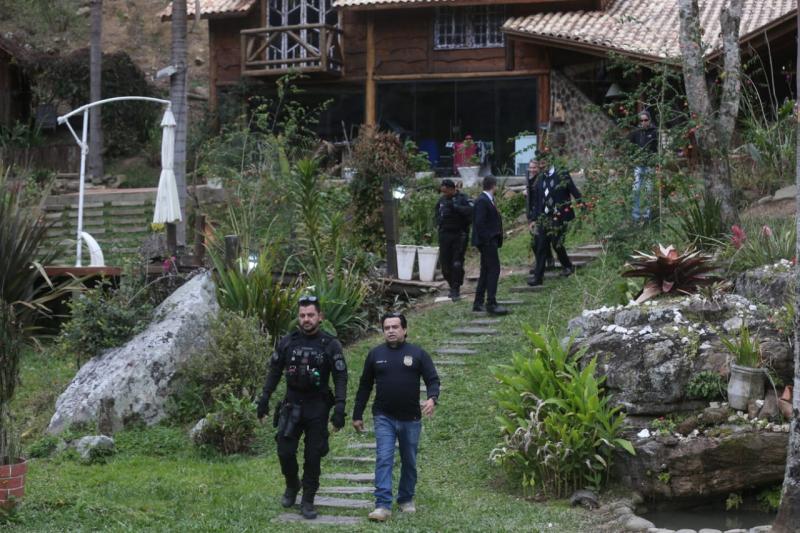 Peritos e policiais durante a reconstituição na casa da família, na tarde desta quinta(Foto: Leo Munhoz/NSC Total)