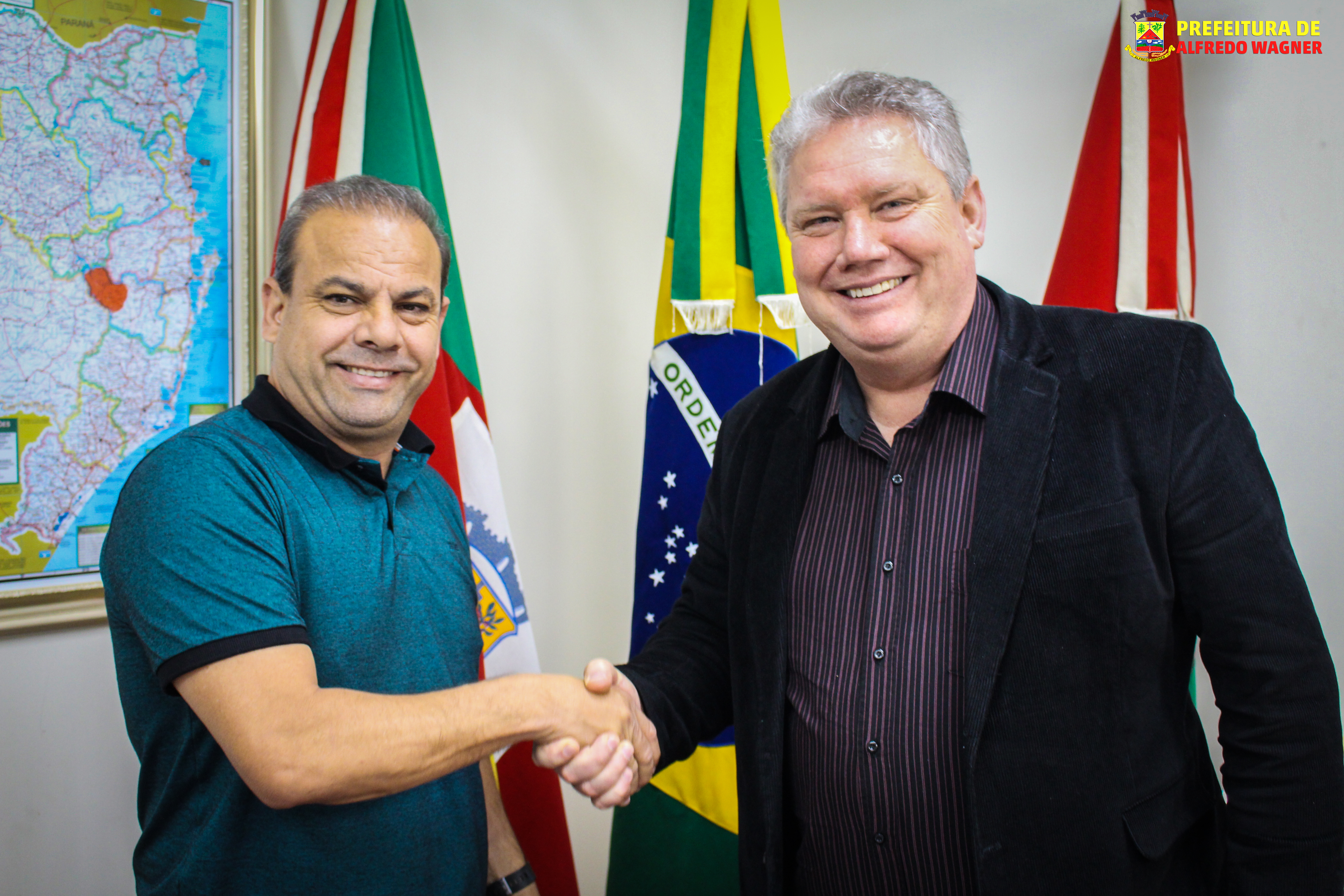 Vice-prefeito Luizinho e prefeito Naudir Schmitz na cerimônia de transmissão de cargo Créditos: Manuella Mariani