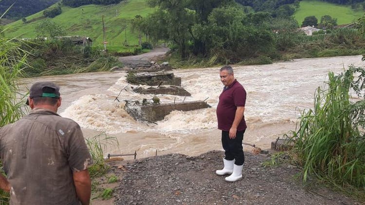 Prefeito Gilmar Sani avaliando o estrago provocado pelas chuvas em Alfredo Wagner(Foto: Prefeitura/Divulgação)