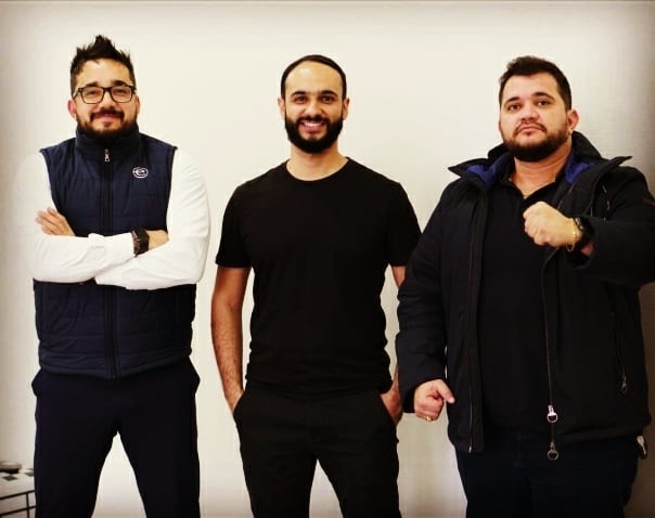Luis Muller ao lado dos sócios Leandro e Leonardo Castelo, da 300 Franchising Divulgação