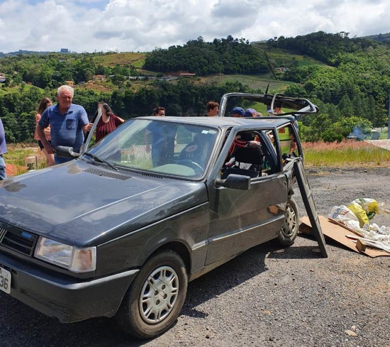 Mulher foi arremessada de Fiat Uno em acidente na BR-282 – Foto: CBMSC/Divulgação/ND
