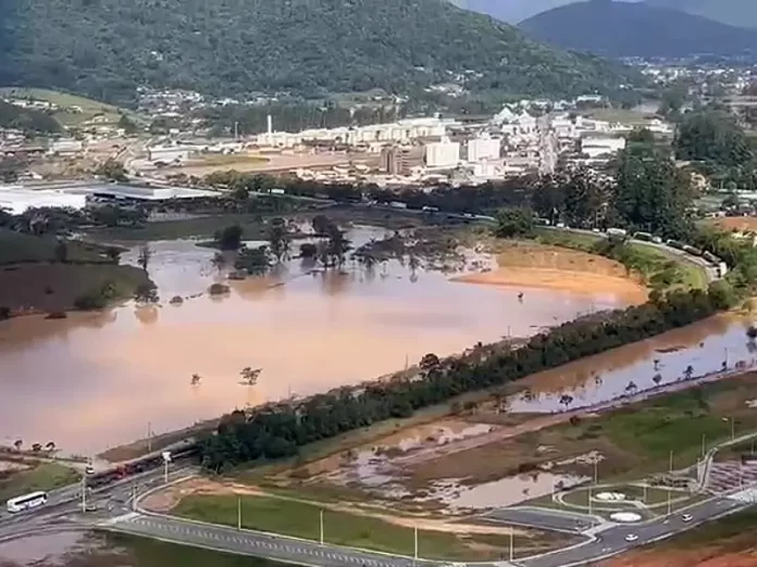 Trecho da BR-282 interditado em Santo Amaro da Imperatriz; imagens mostram enchente na cidade e fila no aguardo da liberação - Imagem: CBM/Reprodução/CSC