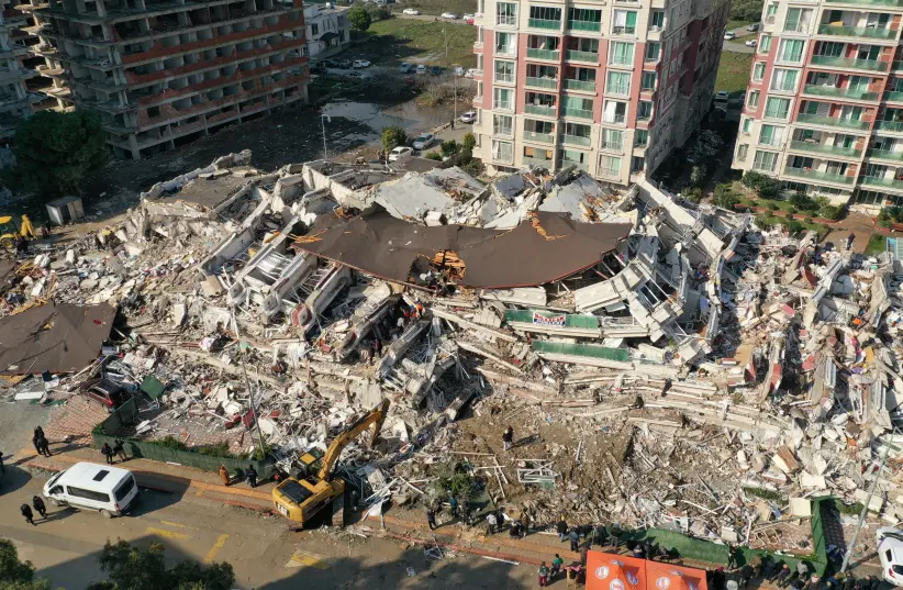 Uma vista aérea mostra edifícios desmoronados e danificados após um terremoto em Hatay, Turquia, em 7 de fevereiro de 2023. (crédito da foto: UMIT BEKTAS/REUTERS)