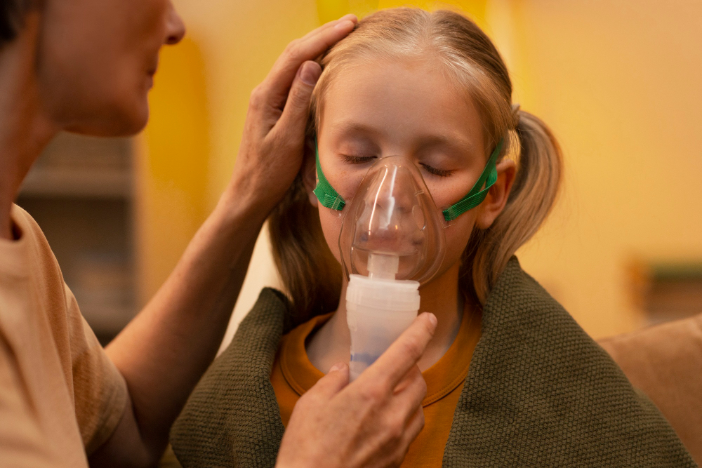 Menina fazendo nebulização enquanto mãe segura a máscara com carinho