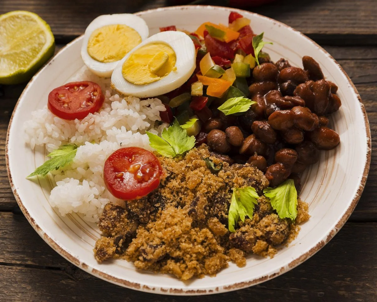 Prato de comida com coraçãozinho, ovo, tomate, arroz e farofa