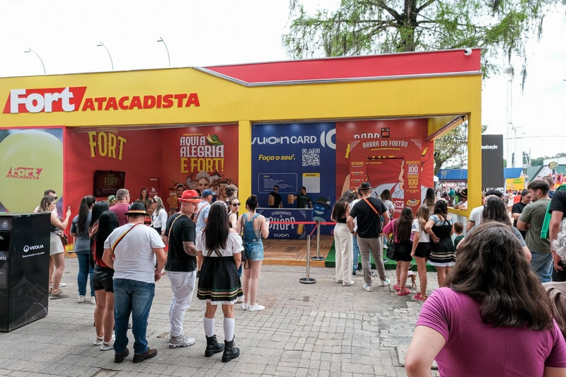 Estande do Fort Atacadista e Vuon Card na Oktoberfest de Blumenau - Foto: Agência Seven