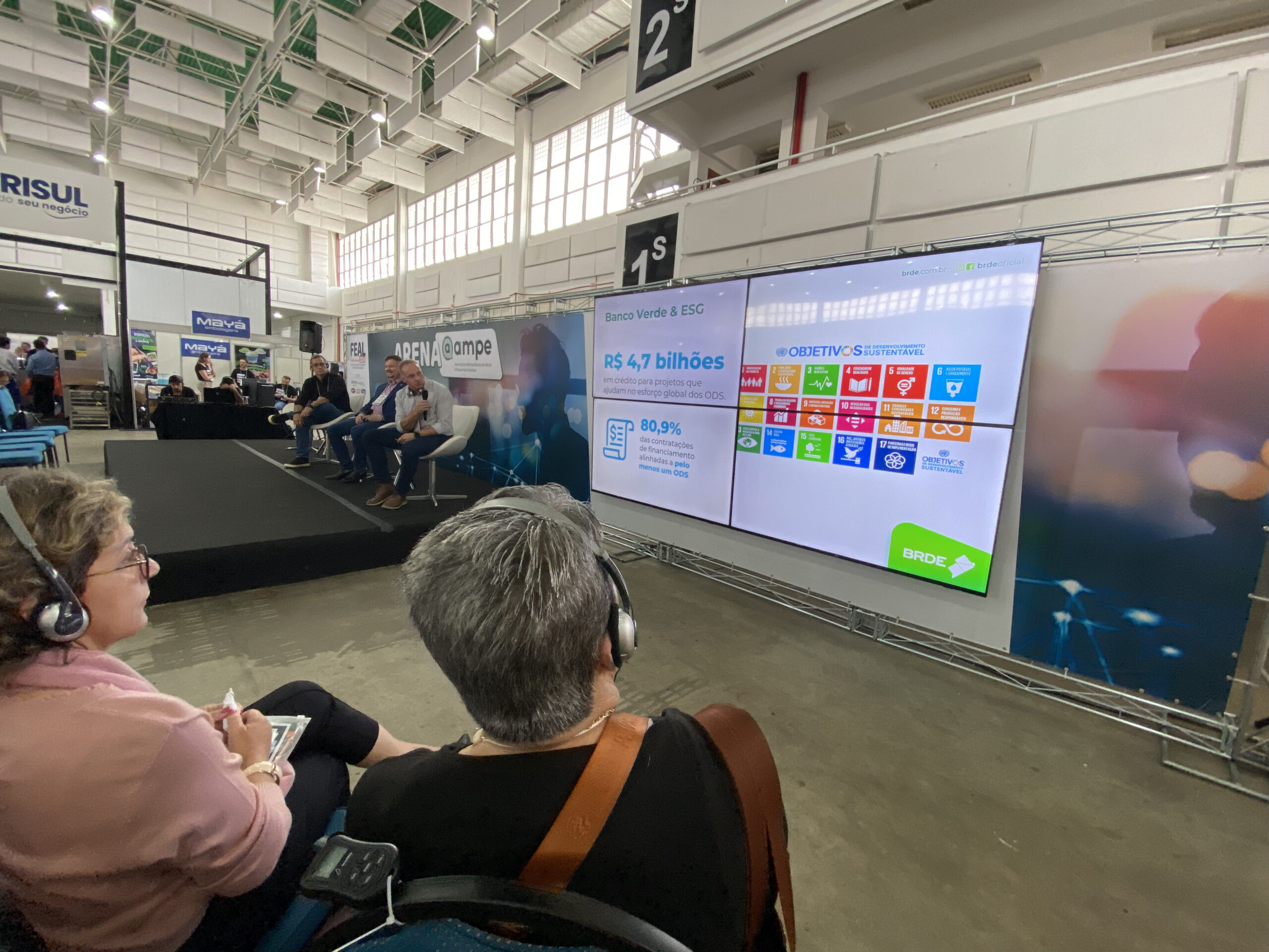 especialistas debatem o futuro da área de alimentos - auditório, pessoas assistindo apresentação em tela