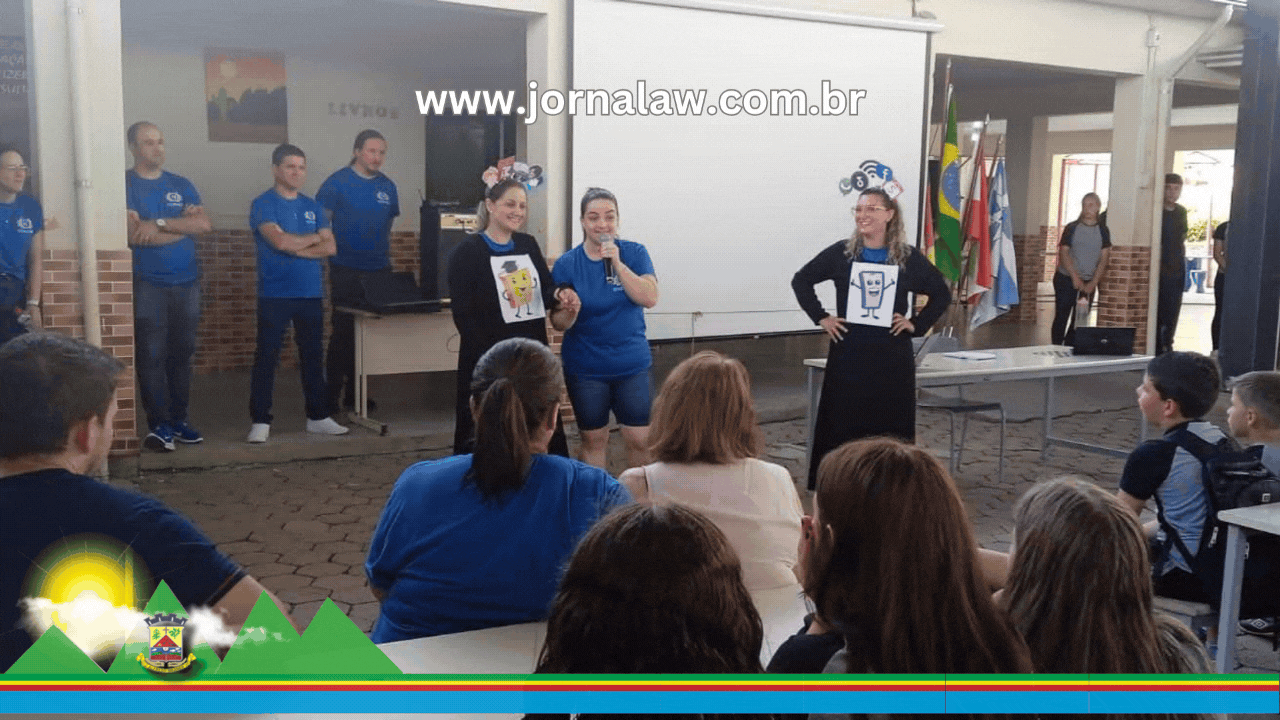 Estudantes são recebidos com boas-vindas no retorno às aulas na EEB Silva Jardim