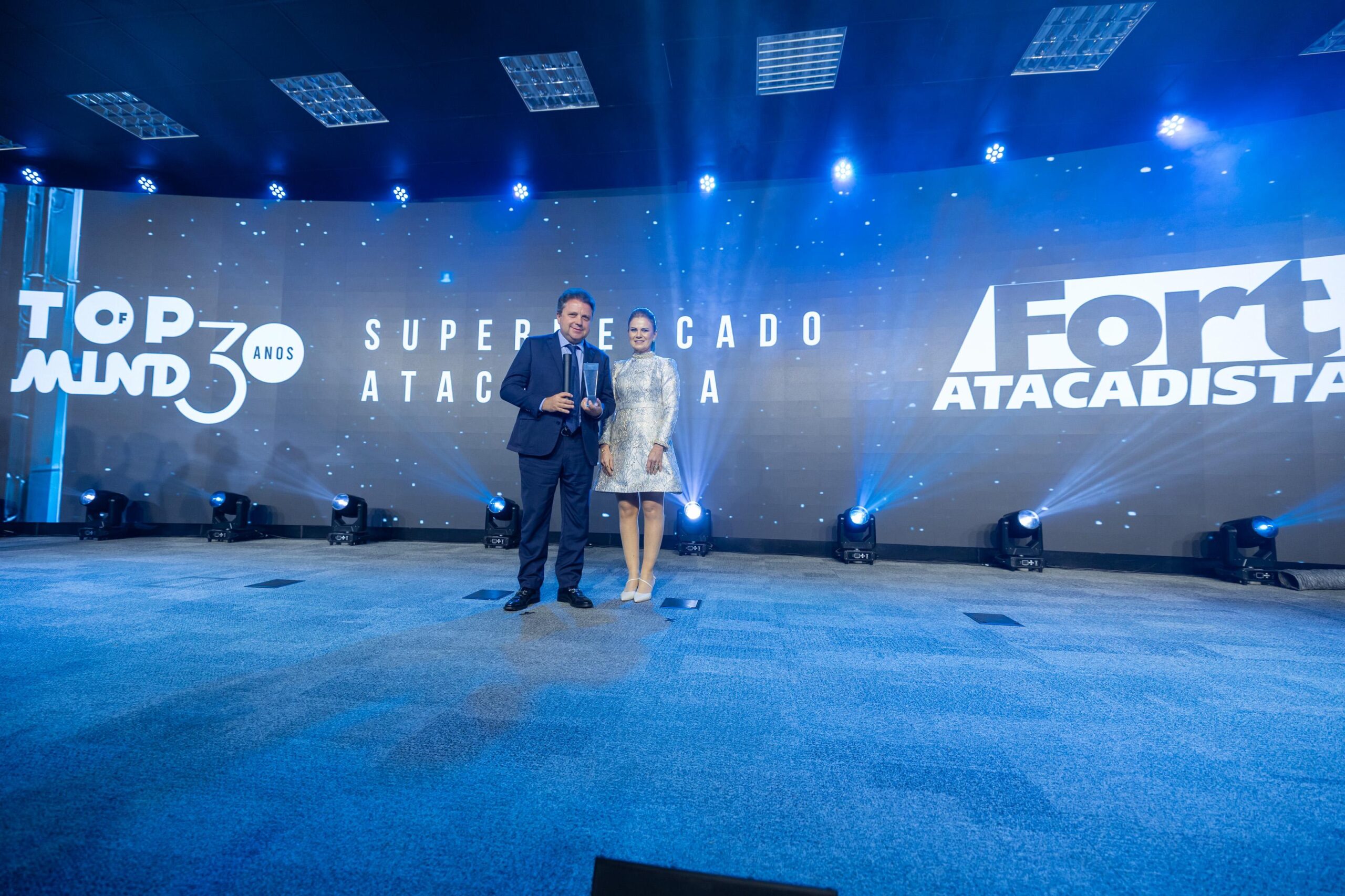 Jefferson Pereira, da diretoria do Fort Atacadista, recebe o prêmio Top of Mind de Lorena Peter, Diretora Comercial da NSC (foto J Somensi)