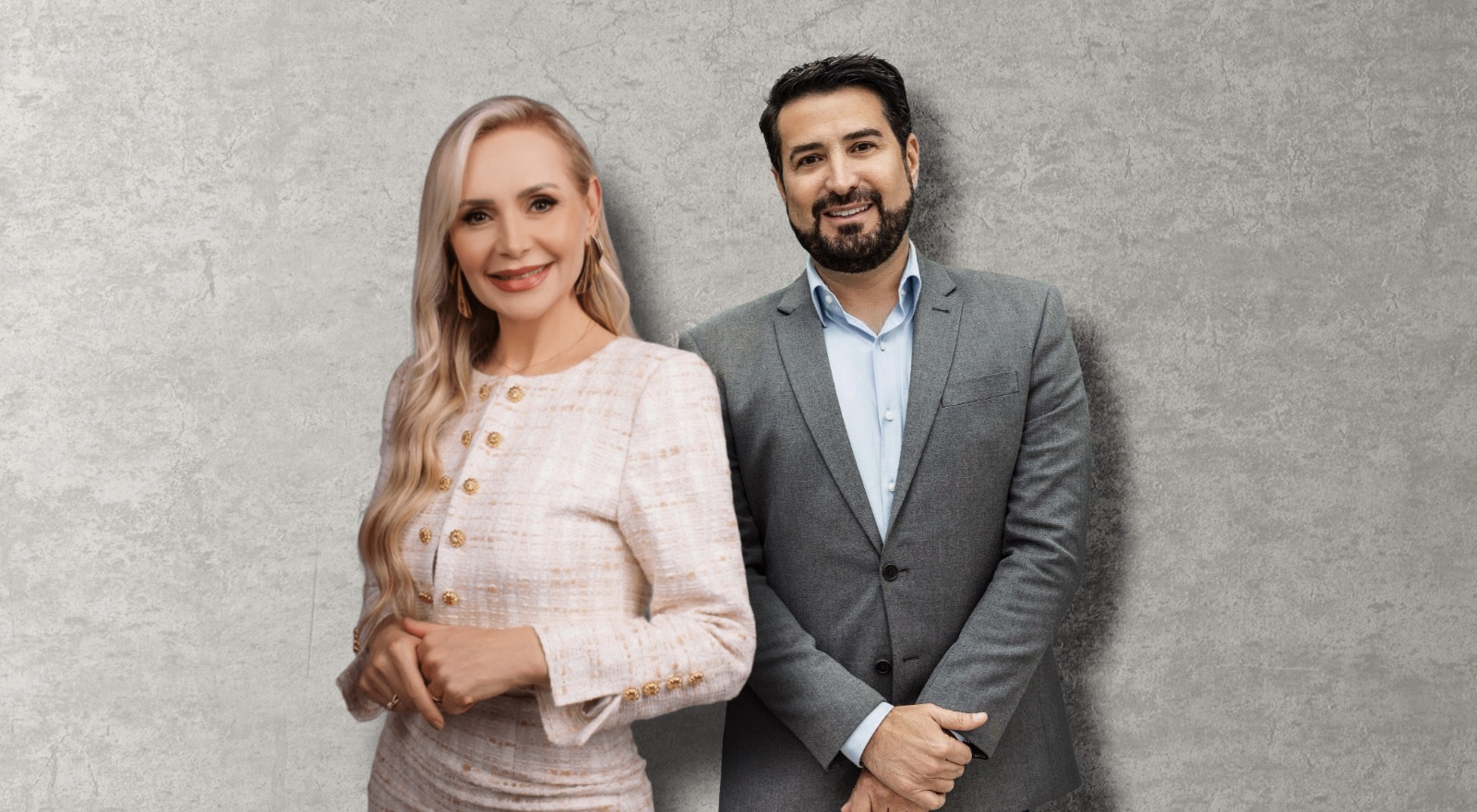 casal de empreendedores em fundo cinza