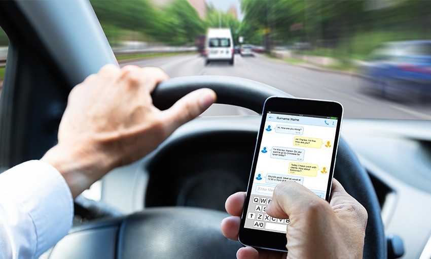 dirigindo com celular na mão