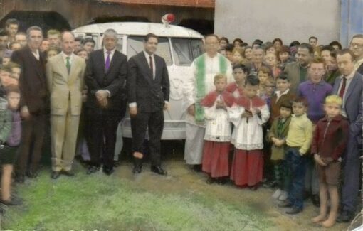 Foto em destaque: De Barracão a Alfredo Wagner - fotos antigas Representando o prefeito Duca Wagner - Alfredo Wagner Júnior (1963-1969) e autoridades civis e religiosas recebendo a primeira ambulância do município de Alfredo Wagner.
