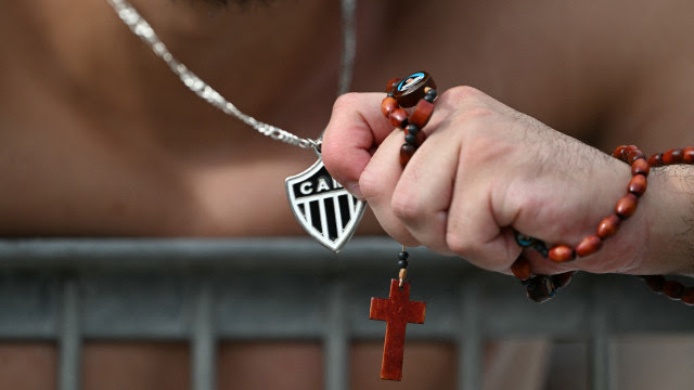 com o terço na mão