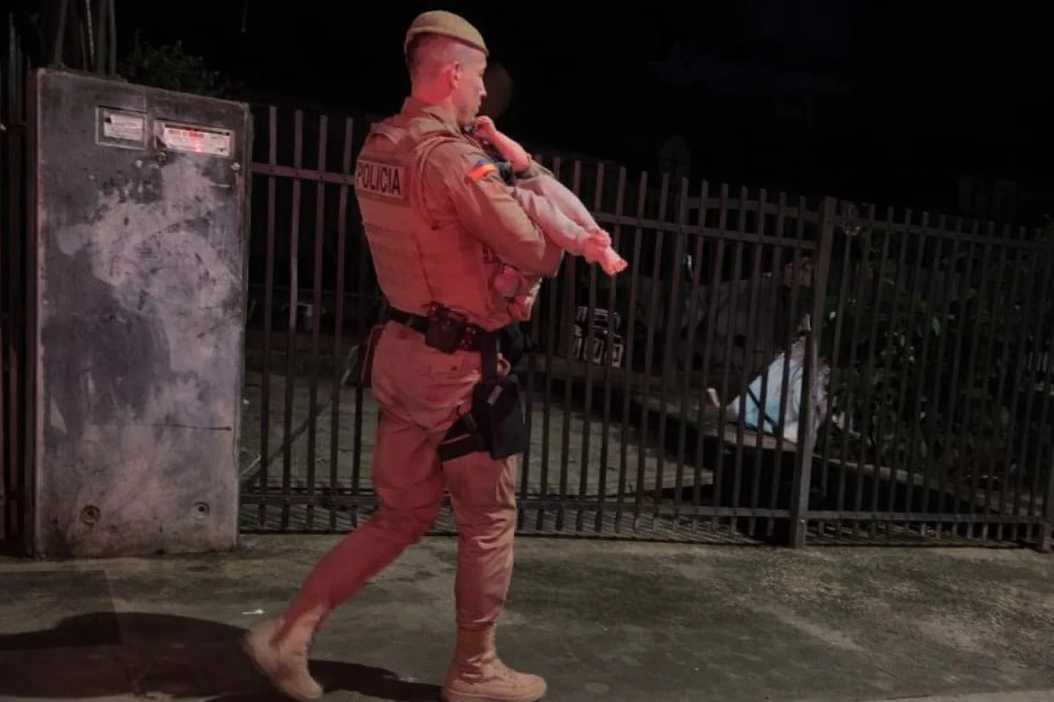 Criança de 4 anos é encontrada andando sozinha pela rua durante a madrugada à procura da mãe