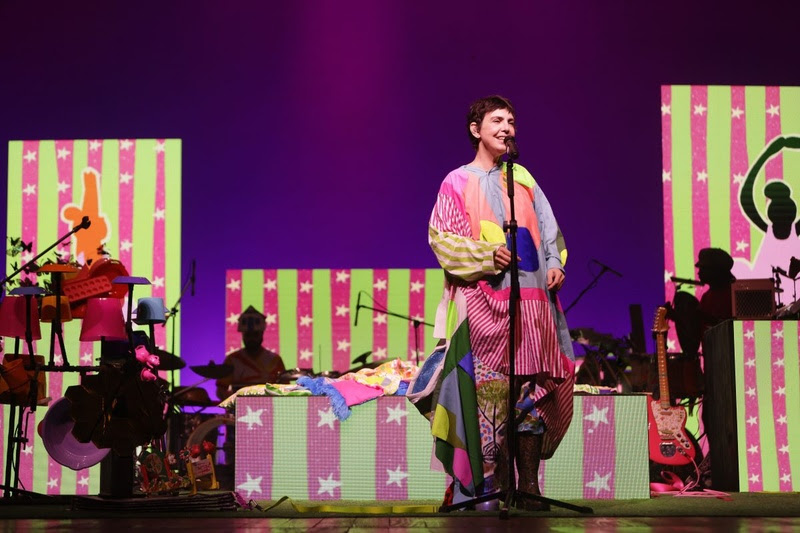 Adriana Calcanhotto com espetáculo “Partimpim: o quarto no palco” - Foto: Leo Aversa