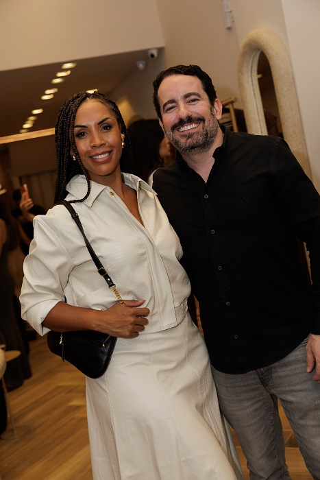 Amanda Santos (que veste Lez a Lez) e Davi Paes e Lima