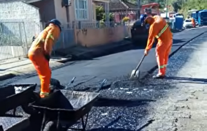 Gilmar Sani prometeu, asfalto rumo ao Hospital Municipal começou