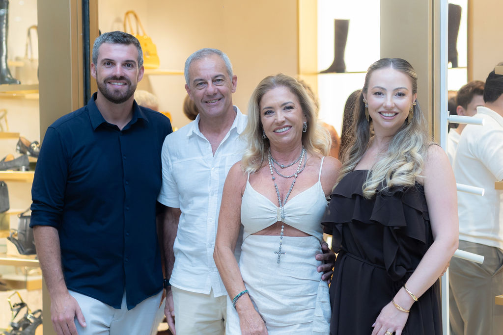 Patrick Mazurek Purper, esposo e sócio de Louise Weber, acompanhados por Paulo Henrique Baena e Lilian Regina Mazurek, pais de Patrick