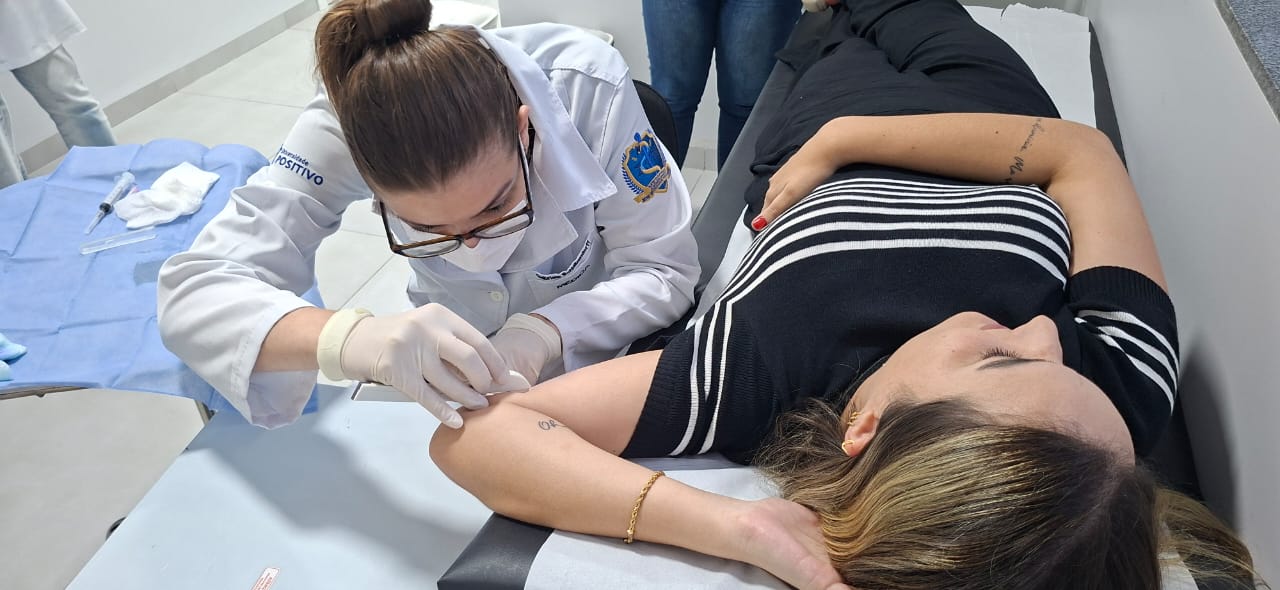 médica implante anticonceptivo paciente deitada na maca