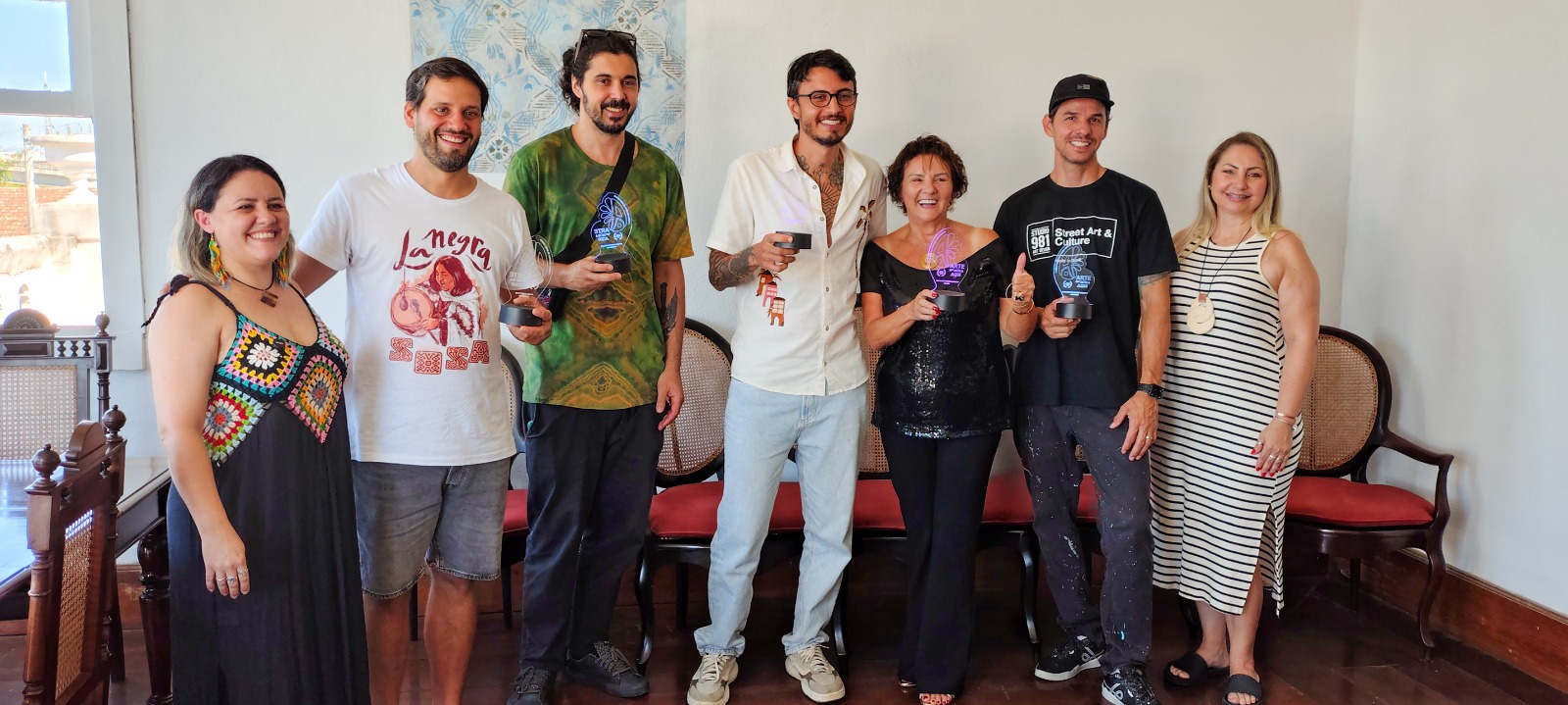Danielle Celucci, Alvaro Fiore, Gabriel Furtado (Gahbless), Daniel Mantis, Maria José (Djeka), Fernando Cardoso (Artbynando) e Luciana Alvisi durante premiação no Casarão Gallotti de Tijucas, SC.