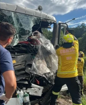 Caminhões colidem na BR-282 em Águas Mornas  e acidente causa bloqueio da pista com fila de 10km – veja o vídeo