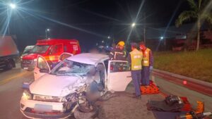 Bombeiros realizam resgate veicular após colisão frontal na BR-282, em Palhoça