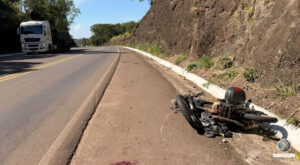 Motociclista é internado em estado crítico após acidente na BR-282 em São Miguel do Oeste