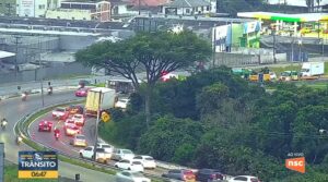 “Vi o caminhão virando”: Motoristas relatam susto em acidente na BR-282