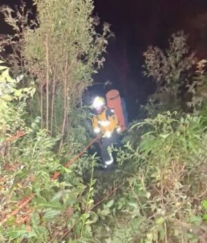 Acidente na BR-282: Carro despenca em ribanceira em Rancho Queimado
