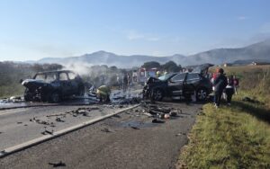 Acidente grave com incêndio interdita totalmente a BR-282 em Bom Retiro (SC) – Vídeos