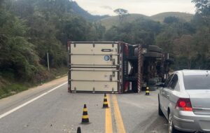 Acidente com carreta interdita totalmente a BR-282 em Alfredo Wagner (SC); motoristas relatam resgate