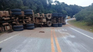 BR-282 fica totalmente interditada após tombamento de caminhão