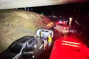Resgate de motorista após capotamento no trevo de Bom Retiro na BR-282