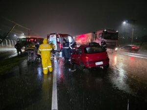 Colisão na BR-282 em Lages deixa cinco feridos após carro entrar na contramão