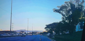 Carro capota na Via Expressa e impressiona motoristas em Florianópolis; condutor sai ileso